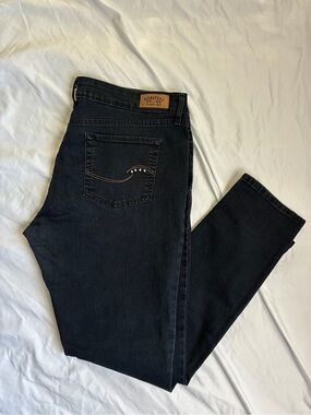 Levi’s Mid Rise Skinny Jeans in Black